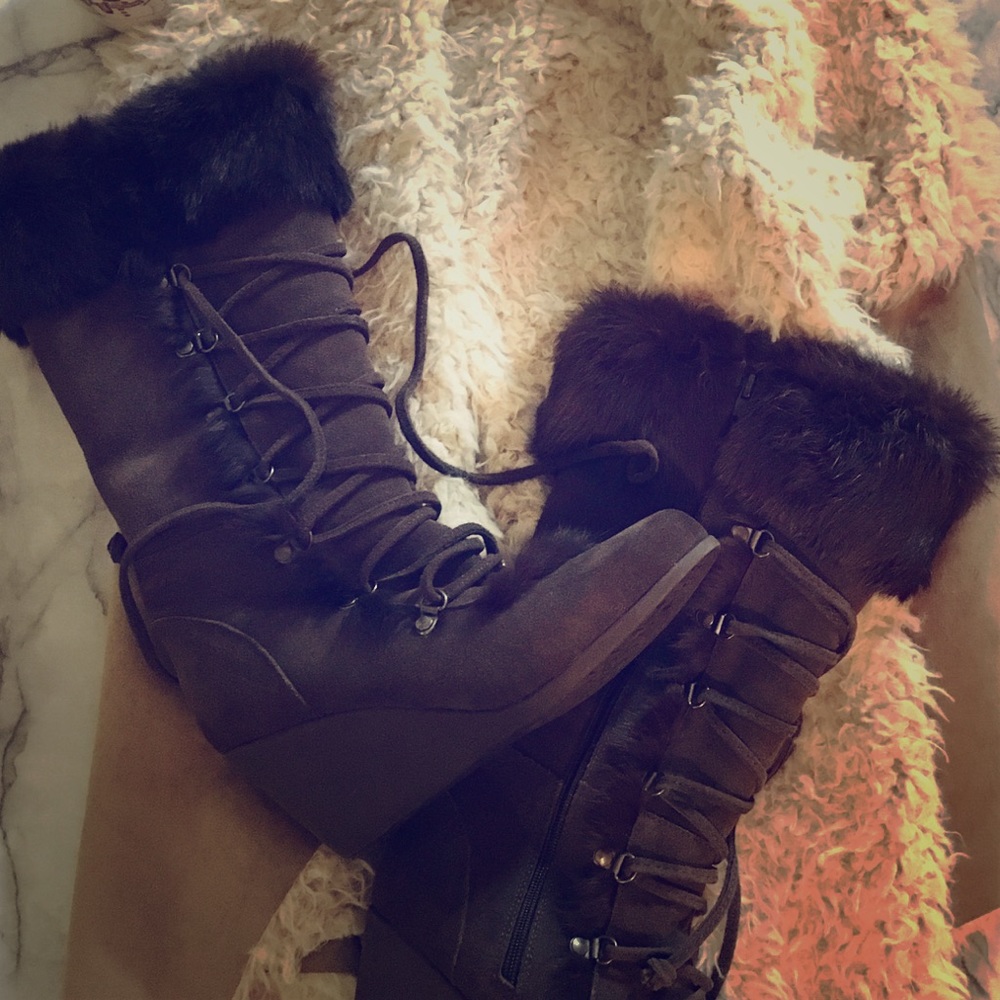 Gorgeous Bearpaw Genoa Boots with Fur Trim